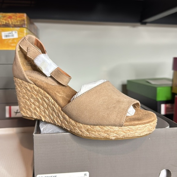 Style & Co
Women's Seleeney Wedge Sandals Elegant Tan Wedge Sandals - Picture 4 of 8